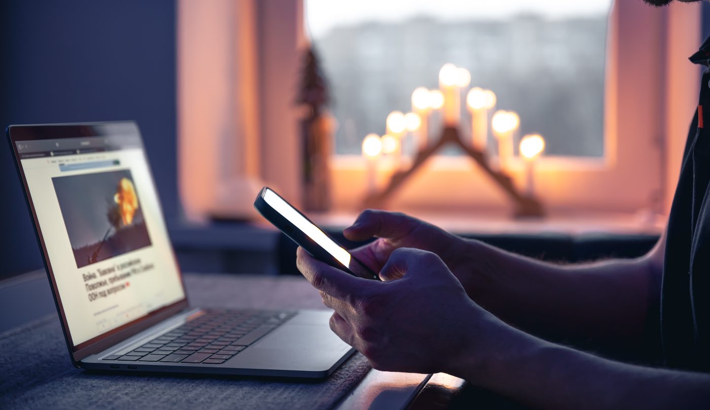 Téléphone et ordinateur en fin de journée
